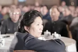 陈慕华：八路军首位女参谋，59岁当副总理，64岁当银行行长图片