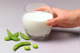 痛风不能喝豆浆？隔夜豆浆不能喝？豆浆能丰胸？喝豆浆该知道这些图片