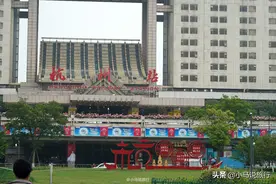 中国很特别的火车站，本地人叫做城站，外地游客常常会混淆图片