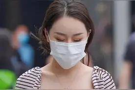 条纹T恤搭配卡其色喇叭裤，清凉又显瘦，高级感满满图片