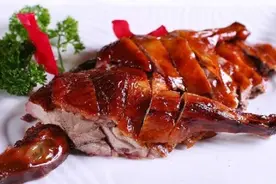 活鸭成本要50块，一只烤鸭只卖20？加工后还便宜了，内幕是这样的图片