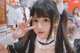 小说：“你干嘛这样盯着人家看个不停？”图片