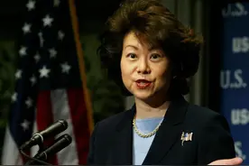 美国首位华人女议员，却捍卫美国尊严！赵小兰，如何叱咤政坛？图片