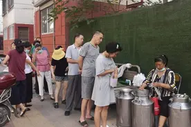 奶贩牵羊上街，郑州街头现挤现卖！市民排长队购买，专家：病菌多，最好别喝图片