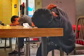 咋回事？多名男子在上海肯德基蹭吃蹭睡，捡食他人吃剩的餐食，却连连拒绝帮助....图片