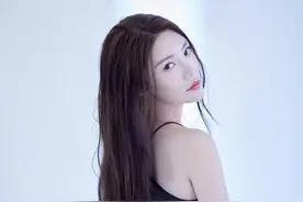 大嫂徐冬冬近照好辣，穿黑色吊带大秀蛮腰，狂凹造型眼神撩人图片