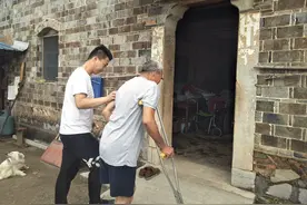年过六旬的乡村残疾"机械师"——青阳县丁桥镇官埠村贫困老人朱杨舟身残志坚的故事图片