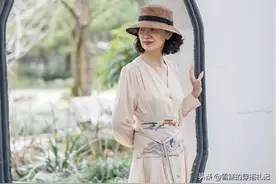 女人48岁以后，夏天少穿运动鞋，学三木妈妈这样穿，减龄显气质图片