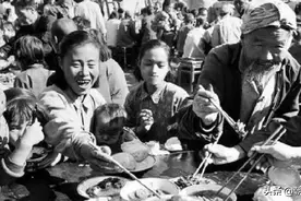 1958年老照片：人民公社大食堂，劳动群众喜洋洋图片