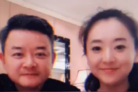 主持人李佳明罕现身，头发花白疑发福，与月亮姐姐同框似两代人图片