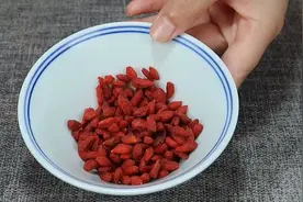 枸杞和鸡蛋是绝配，作用实在太大了，解决身体大问题，果断收藏了图片