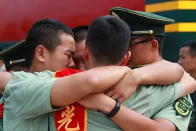 战友离别的情谊究竟有多珍贵？图片