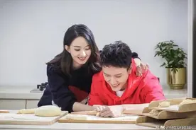 赵丽颖教老公擀饺子皮，往他脸上抹面粉，夫妻俩嬉闹互动太甜了图片