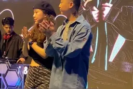 风波后周延夫妇合体现身，GAI欲牵太太手秀恩爱，王斯然抗拒甩开图片