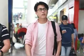 靳东低调走机场，粉衬衣黑裤子阳光帅气，难得中年不发福的男明星图片