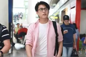 靳东低调走机场，粉衬衣黑裤子阳光帅气，难得中年不发福的男明星图片