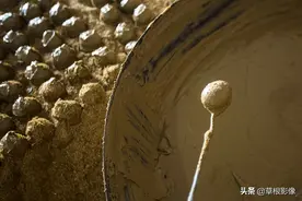 鸡蛋价格低迷，乌鸡蛋做成美食4毛一个：一天用掉几锅泥图片