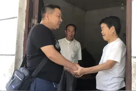 一群罗田老兵看望已故战友的母亲，替战友尽孝图片