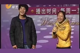 选手唱完歌，武文老师不相信她俩是夫妻，要求他俩证明一下图片