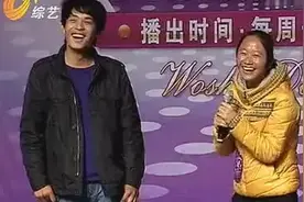 选手唱完歌，武文老师不相信她俩是夫妻，要求他俩证明一下图片