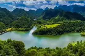 山连着山 水连着水 交织成一副山水画 在这样景色里 放空思绪图片