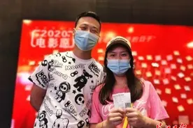 这对夫妻看了武汉首场电影图片