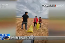陕西小伙坚持10年陪乡村老人聊天拍照图片