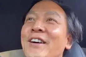 吴彦祖阑尾炎再次复发，穿着病号服的他，脸上满是憔悴，令人心疼图片
