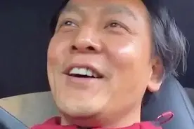 吴彦祖阑尾炎再次复发，穿着病号服的他，脸上满是憔悴，令人心疼图片