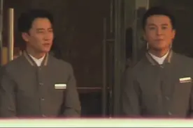 娱乐圈真实一幕，五六人围黄轩做造型，旁边朱雨辰无人理眼神落寞图片