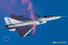 歼10猛龙战斗机首飞22年，不断改进脱胎换骨，撑起国土空防新屏障图片
