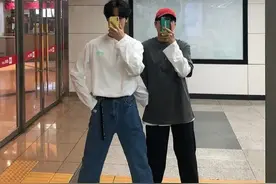 好朋友拍照沙雕姿势，想和朋友一起出去玩！图片