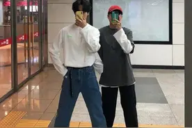 好朋友拍照沙雕姿势，想和朋友一起出去玩！图片