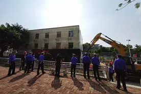 周末“不打烊”，银坑蚝场旧居住区搬迁工作有序推进图片