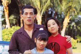 泰王的私服穿搭真一言难尽，妃子们为了配合他，都从淑女变古惑仔图片