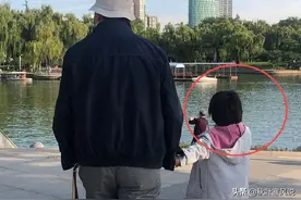 汤唯晒5岁女儿照片，活泼可爱很漂亮，继承了母亲优秀基因图片