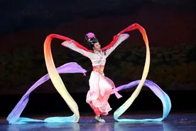 “变脸公主”叶小莲和她的沙影世界图片