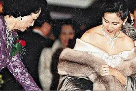 何超琼婚礼比郭晶晶还壕！三天婚宴10亿嫁妆，露肩婚纱配皮草超美图片