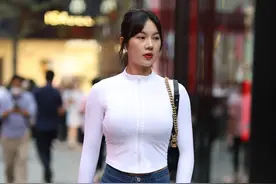 微胖女生穿牛仔短裤，搭配白色紧身上衣，清爽大方还显富态之美图片