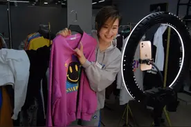 服装店主变身“主播”，即墨千家店铺网上直播拓市场生意红火图片