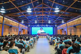 芜湖中华艺术学校全体学子认真聆听市委书记新学期公开课图片