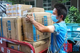 快递小哥要涨薪！每票涨1毛！消费者坐不住了：谁来买单？图片