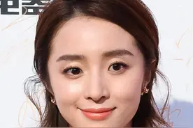 胡冰卿的白色蛋糕裙穿搭，气质出众图片