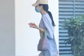22W劳力士，热巴选择配百元包包出街图片