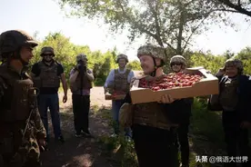 波罗申科上顿巴斯前线劳军，派送新鲜草莓，网民：又喝高了图片