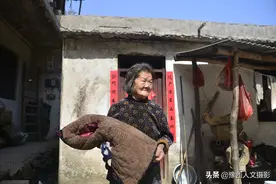 闺女给山里老娘买个新棉袄，大娘却要打上补丁，看看咋回事图片