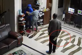 男子持玩具枪入室抢劫，看到男主人后，放弃了……图片