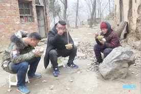 孤独老人多么希望有人陪她聊天，吃饭，小伙的到来让大娘开心许多视频封面