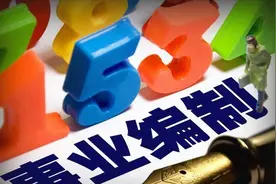 刘昊然成功上岸，稳稳抱上铁饭碗，果然相比娱乐圈还是体制内更香图片