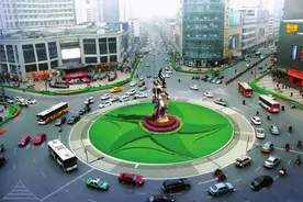 南充有一“镇级市”，省道与国道在境内交汇，为省内的百强示范镇图片